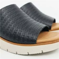 Venta de zapatos Tienda -Venta de zapatos Tienda zuecos cuna baja mujer piel grabada punta abierta plantilla acolchada 22802 negro de blusandal 1